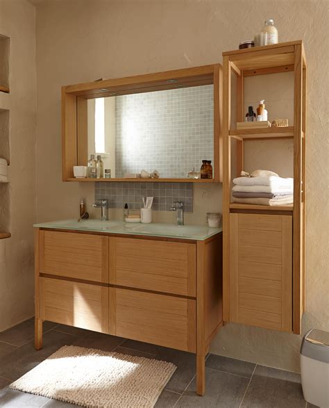 Intérieur de showroom Creazur avec divers meubles de salle de bain