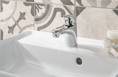 Différents styles de robinets lave-mains monobloc