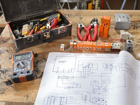 Boîte à outils avec tournevis et multimètre