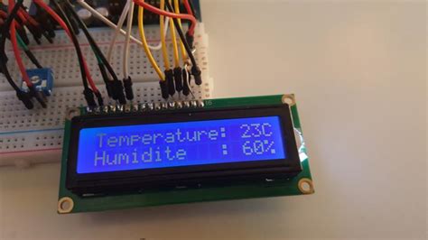Photo d'un écran LCD affichant température et humidité