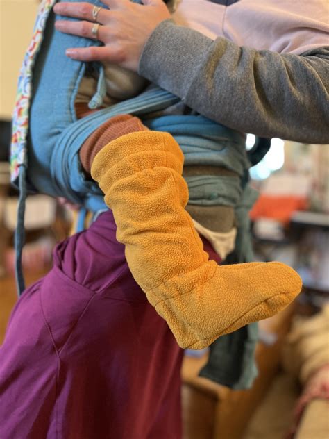 Bébé portant des chaussons de portage Manymonths