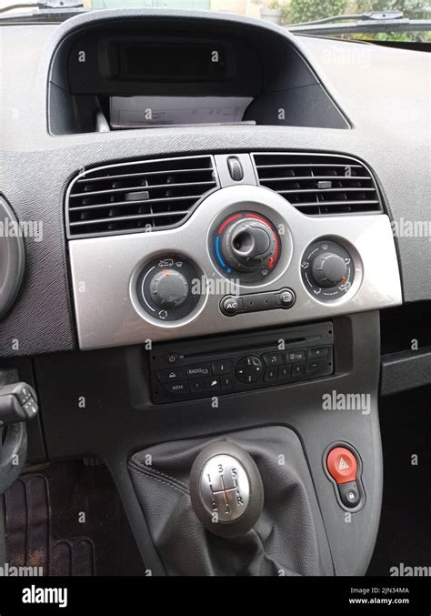 Tableau de bord d'une Renault Kangoo II avec les commandes de ventilation