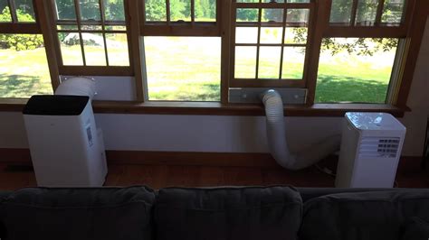 Climatiseur de fenêtre installé dans une fenêtre