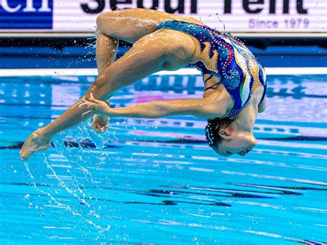 Nageuse de natation synchronisée en action