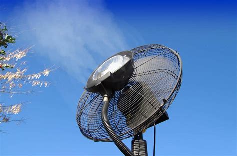 Ventilateur brumisateur en fonctionnement dans un jardin