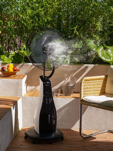 Ventilateur brumisateur utilisé sur une terrasse de restaurant