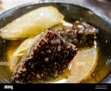 Gros plan sur du sang de porc frais filtré