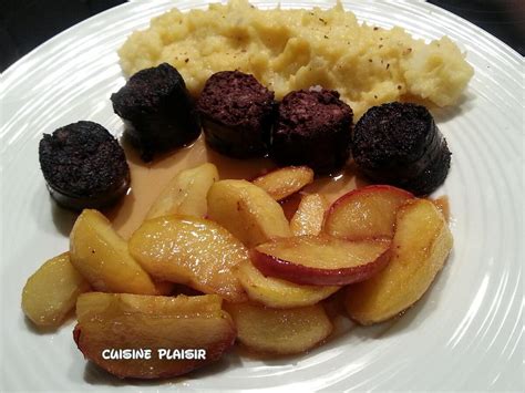 Assiette de boudin noir avec pommes caramélisées