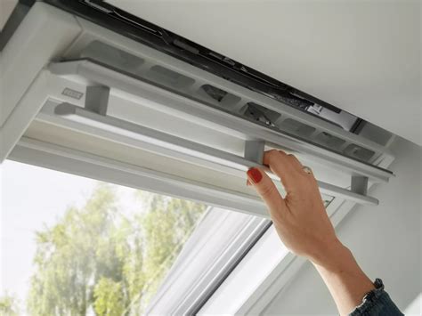 Fenêtre de toit VELUX en position de ventilation