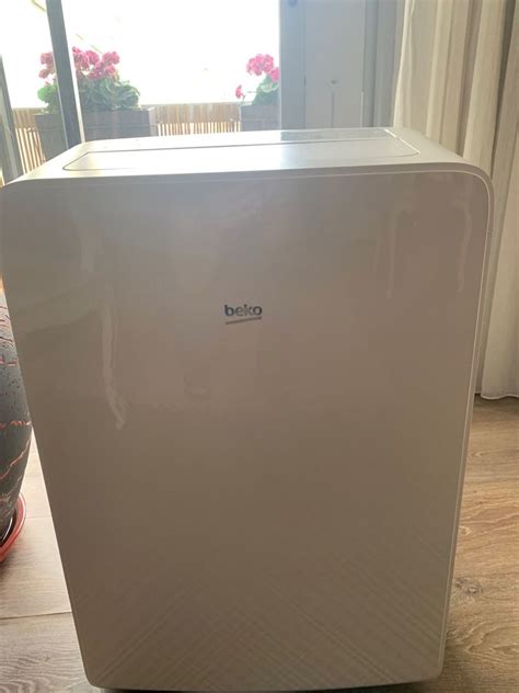 Climatiseur mobile Beko dans un salon moderne