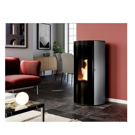 Gros plan sur les commandes d'un poêle à granulés Deville