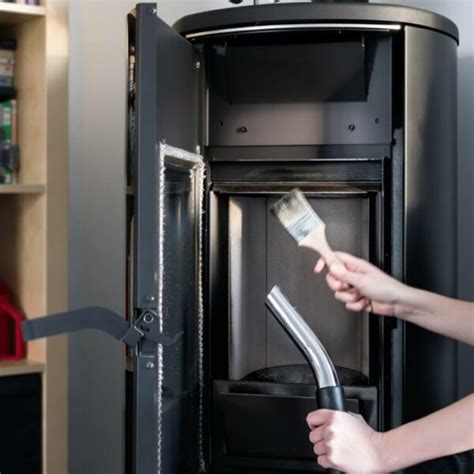 Entretien d'un poêle à granulés : nettoyage du creuset