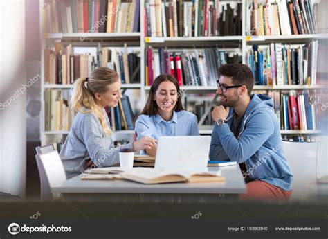 étudiants travaillant dans une bibliothèque