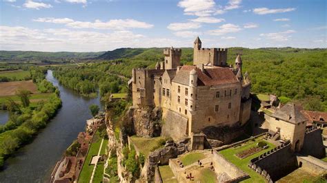 Paysage de la Dordogne avec un château en arrière-plan