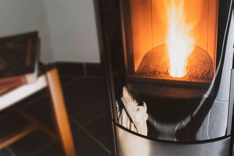 Intérieur de maison avec poêle à granulés sans électricité