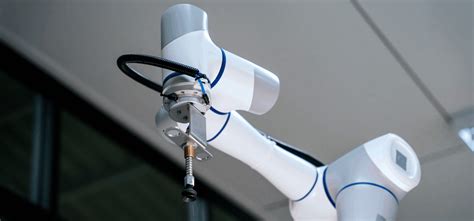 Image d'un bras robotique utilisant des ventouses pour manipuler des pièces de plastique