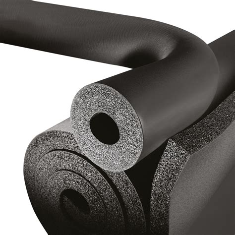 Image d'un technicien installant un tube Armaflex sur une conduite de climatisation