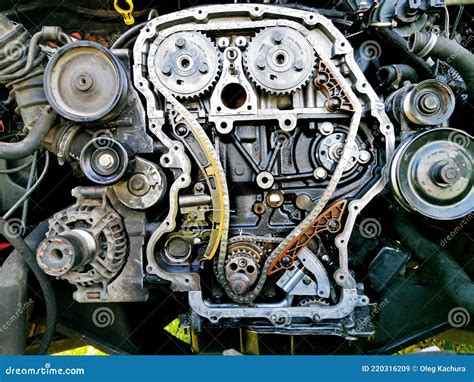 Gros plan d'un échangeur thermique moteur démonté