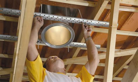 Installateur certifié Qualibois vérifiant un conduit de cheminée