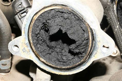 Image d'un filtre de déshumidificateur encrassé par la poussière et d'autres particules