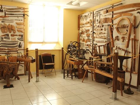 Vieux atelier de fabrication avec des outils anciens