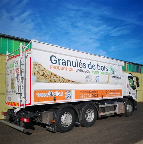 Camion de livraison de granulés de bois