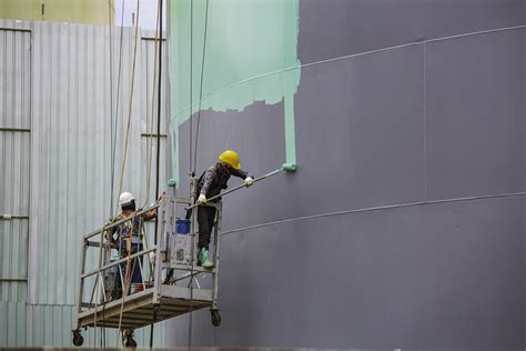 Chantier naval avec application de peinture