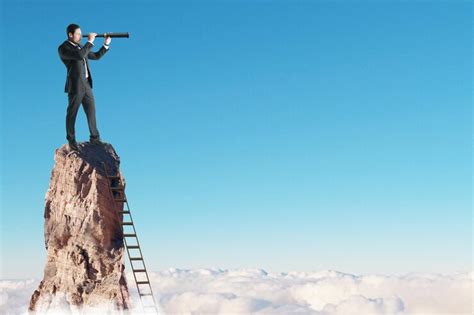 Personne regardant au loin avec confiance