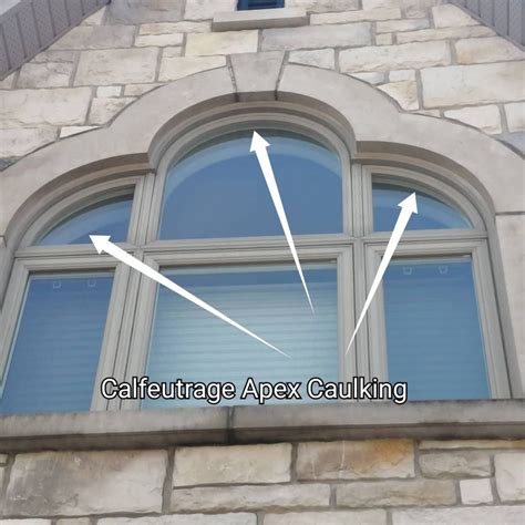 Infographie montrant les zones critiques de calfeutrage autour des fenêtres et portes