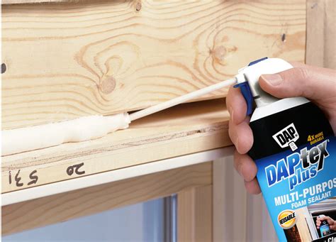 Photo d'un professionnel appliquant du scellant de calfeutrage avec précision