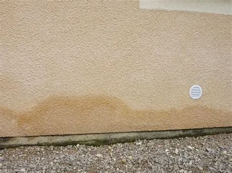 Maison ancienne avec des traces d'humidité sur les murs extérieurs