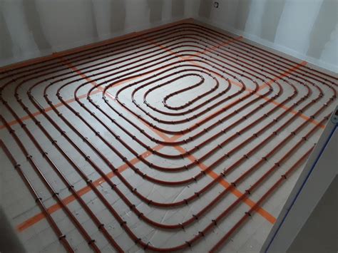 Plancher chauffant en cours d'installation