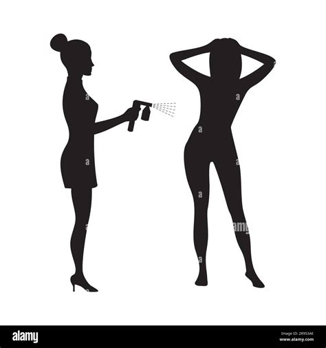 Femme appliquant du spray tan