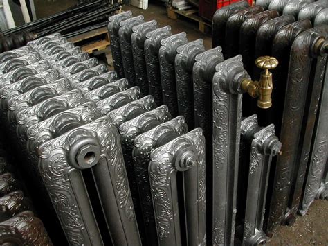 Gros plan sur la surface texturée d'un radiateur en fonte