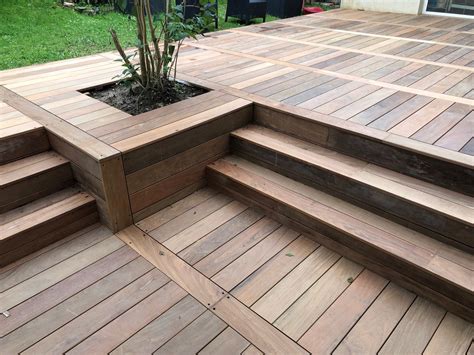 Terrasse en bois avec une finition écaillée