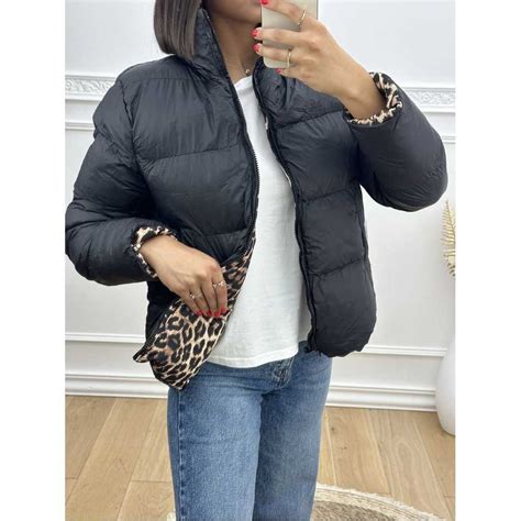 Une femme portant une doudoune réversible colorée