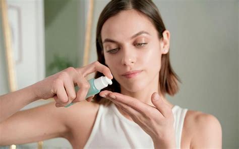 Application d'une crème à base de Cardiospermum sur une peau irritée