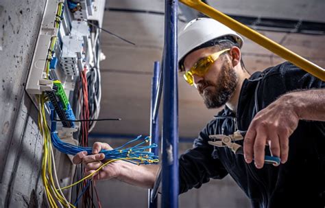 Image d'un électricien travaillant sur un système d'éclairage