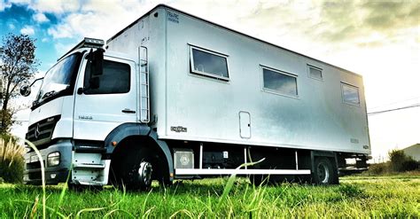 Camion fourgon aménagé avec des panneaux escamotables