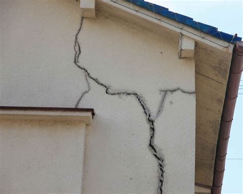 Fissure traversante sur un mur de façade