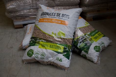 Sacs de granulés de bois stockés dans un local sec