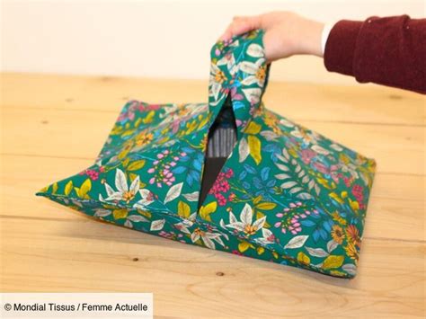 Femme transportant un sac à tarte réversible avec un motif de coccinelle