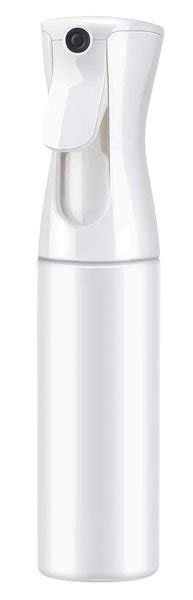 Application de brumisateur d'eau thermale sur le visage