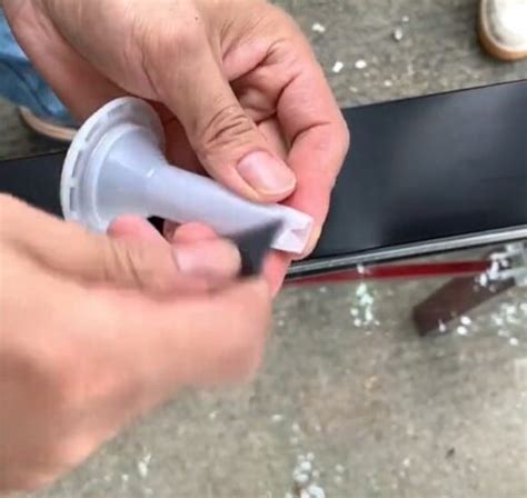 Coupe de l'embout d'une cartouche de mastic