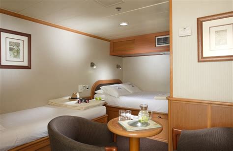 Photo d'une cabine de bateau avec un matelas