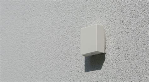 Illustration d'une maison avec une sonde extérieure discrètement installée sur un mur
