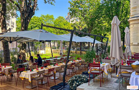 Terrasse de restaurant avec vue