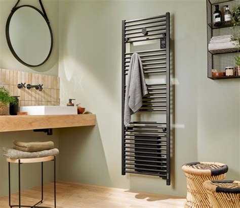 Radiateur sèche-serviettes Atlantic Kéa installé dans une salle de bain moderne