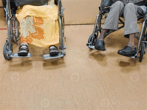 Deux hommes en fauteuil roulant traversant un paysage nordique