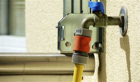 Illustration d'un raccord d'arrosage FERM connecté à un robinet et à plusieurs tuyaux